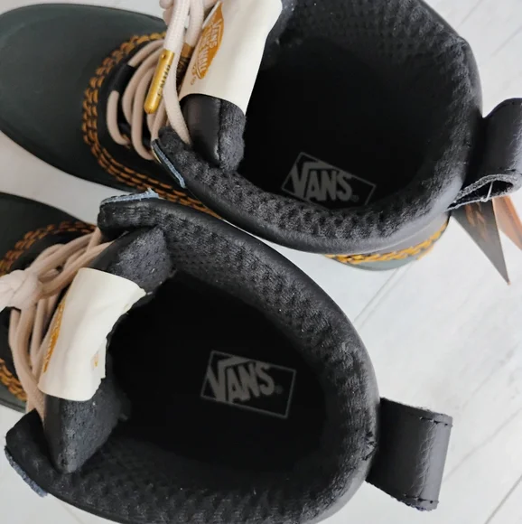 VANS NEW Standard Mid Snow MTE Boots - Picture 9 of 13